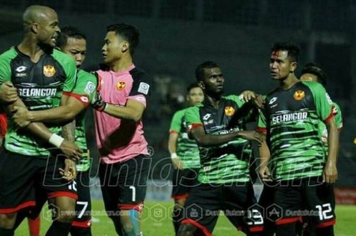 Dua bek Selangor, Ugo Ukah (kiri) dan Bunyamin Umar (kanan) bersitegang dan keduanya dikartu merah saat timnya dijamu Sarawak FA di Stadion Hang Jebat, Melaka, Rabu (24/8/2016) malam. 