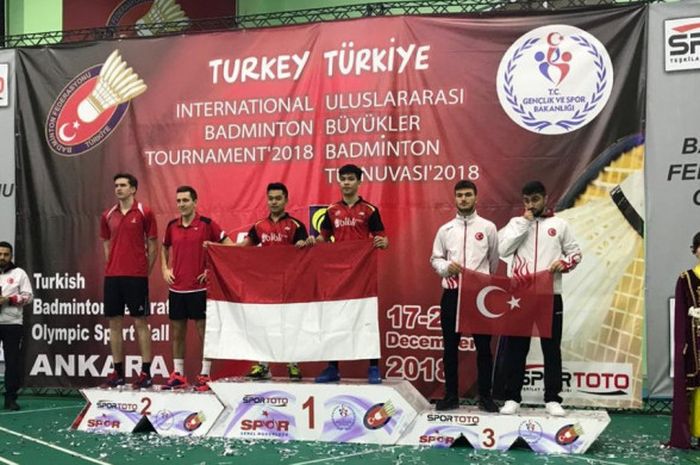 Leo Rolly Carnando/Daniel Marthin saat berada di podium setelah memenangkan laga final sektor ganda putra Turkey International 2018.