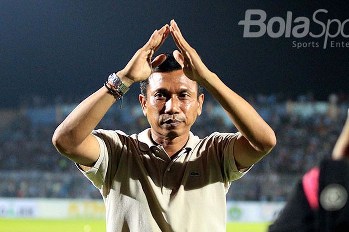 Pelatih Bali United, Widodo C Putro, ikut ambil bagian dalam acara Tribute Choirul Huda yang menampilkan laga antara Persela Lamongan melawan Timnas All Star yang berakhir dengan skor 1-0 di Stadion Surajaya Lamongan, Jawa Timur, Rabu (15/11/2017) malam.