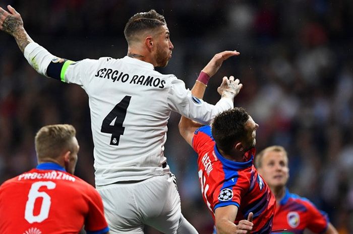 Bek Real Madrid, Sergio Ramos, beraksi dalam laga Grup G Liga Champions melawan Viktoria Plzen di Stadion Santiago Bernabeu, Madrid, Spanyol pada 23 Oktober 2018.