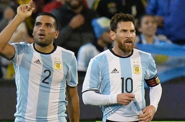 Bek tim nasional Argentina, Gabriel Mercado (kiri), saat merayakan gol yang ia cetak ke gawang Brasil dalam laga uji coba di Stadion Melbourne Cricket Ground, Melbourne, Australia, pada Jumat (9/6/2017).