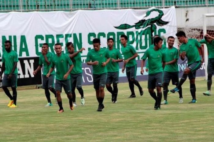 Para pemain timnas Indonesia menjalani latihan perdana pada TC kedua edisi Oktober di Stadion Maguwoharjo, Sleman, Kamis (20/10/2016) sore. 