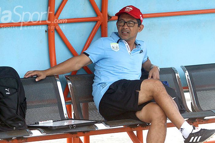 Pelatih Persela Lamongan, Aji Santoso berada di bangku cadangan pemain sebelum memulai latihan.