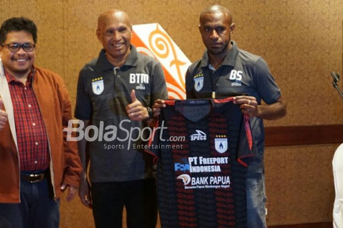 Ketua Umum Persipura Jayapura, Benhur Tommy Mano dan Boaz Solossa meluncurkan jersey anyar Mutiara Hitam yang akan dipakai untuk musim 2018 di  Rimba Hotel Papua Timika, Sabtu (3/3/2018).