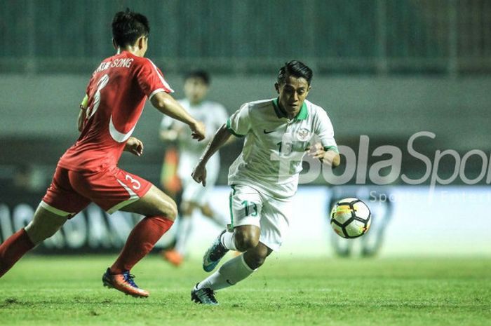  Pemain timnas U-23 Indonesia, Febri Hariyadi, beraksi pada laga PSSI Anniversary Cup 2018 kontra timnas u-23 Korea Utara di Stadion Pakansari, Bogor, pada 30 April 2018. 