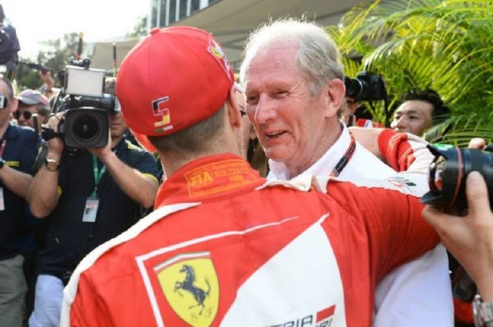 Helmut Marko ketika berbincand dengan pebalap tim Ferrari, Sebastian Vettel