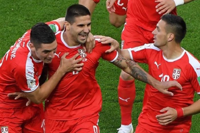  Para pemain Serbia merayakan gol Aleksandar Mitrovic ke gawang Swiss pada pertandingan Grup E Piala
