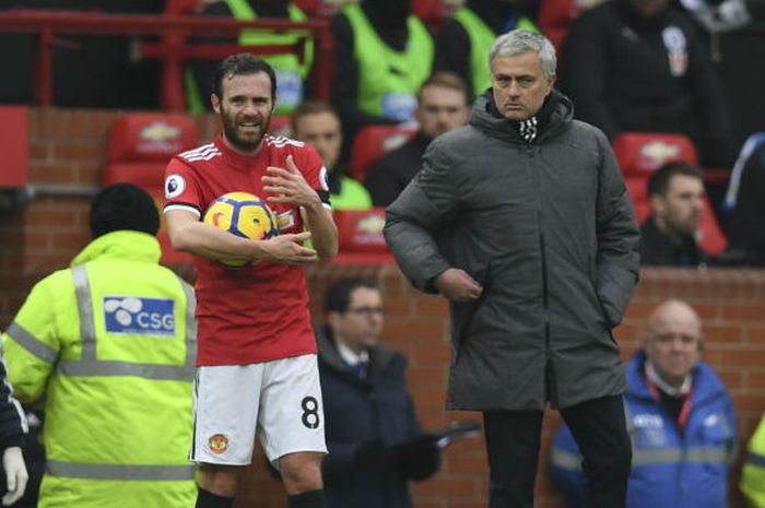 Pelatih Manchester United, Jose Mourinho (kanan), dan pemainnya Juan Mata, pada pertandingan Liga Inggris melawan Huddersfield Town di Old Trafford, Sabtu (3/2/2018).