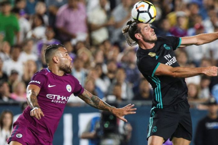 Pemain Real Madrid, Gareth Bale, berebut bola melawan Danilo di pertandingan melawan Machester City di ajang International Champions Cup 2017 di Los Angeles Memorial Coliseum, Kamis (27/7/2017).