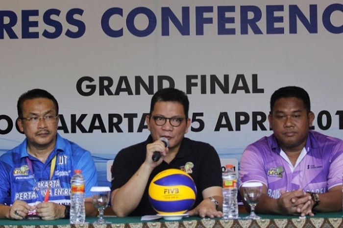 Wakil Ketua PBVSI bidang pertandingan, Reginald Nelwan (tengah) memberikan keterangan pers jelang final Proliga 2018 di Hotel Novotel, Yogyakarta, Kamis (12/42018).