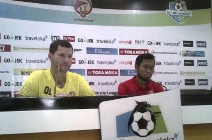 Pelatih Madura United, Gomes de Oliviera (kiri) memberikan keterangan pers untuk persiapan menghadapi tuan rumah Sriwijaya FC, Sabtu (27/5/2017), di Stadion Gelora Sriwijaya Jakabaring Palembang.