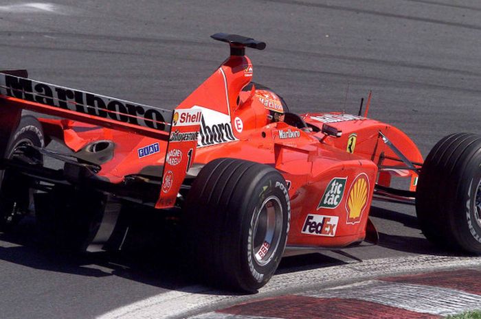 Michael Schumacher saat mengendarai mobil Ferrari F2001 pada F1 musim 2001.
