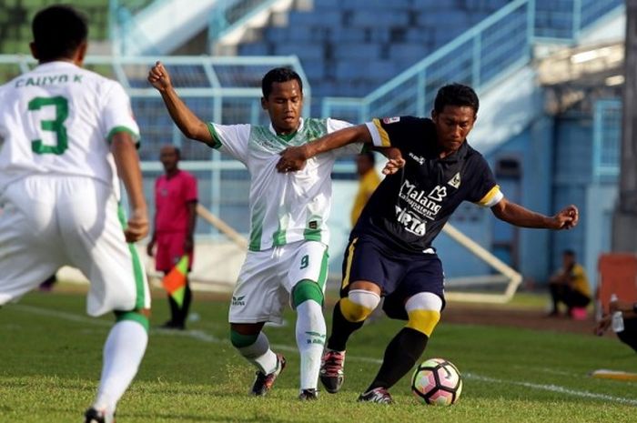 Pemain Persekam Metro FC, Khusnul Yuli (kiri), berebut bola dengan pemain Persekap Kota Pasuruan, Imama Syafii, dalam pertandingan Grup 7 Liga 2 di Stadion Kanjuruhan, Kab Malang, pada Sabtu (13/5/2017).