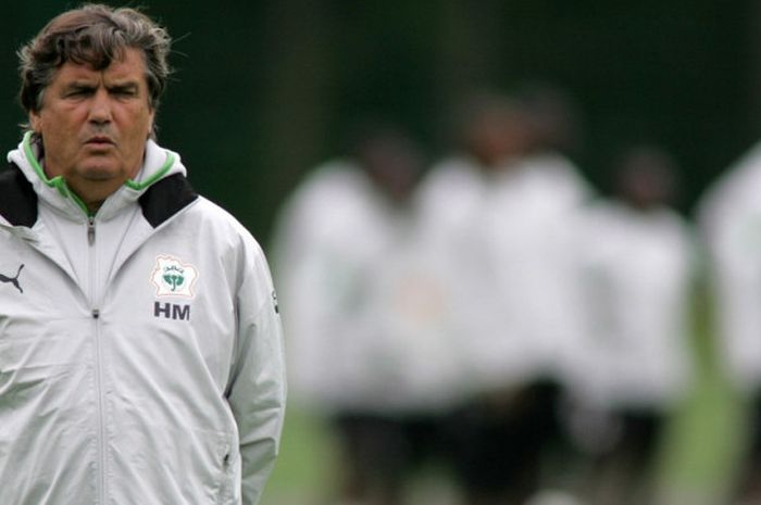 Henri Michel saat memimpin sesi latihan timnas Pantai Gading di Vittel, Prancis, 23 Mei 2006. Michel diumumkan meninggal dunia pada 24 April 2018.