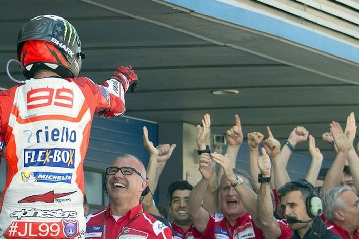 Pebalap Tim Ducati, Jorge Lorenzo, Ducati merayakan keberhasilannya finis ketiga GP Spanyol bersama kru timnya di Sirkuit Jerez, Spanyol, (7/5/2017).