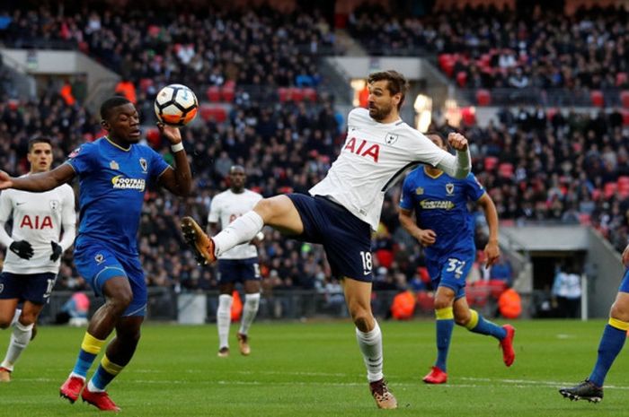 Striker Tottenham Hotspur, Fernando Llorente (tengah), beraksi dalam laga ronde ketiga Piala FA kontra AFC Wimbledon di Stadion Wembley, London, Inggris, pada 7 Januari 2018.