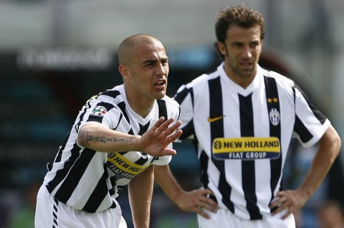 Fabio Cannavaro (kiri) dan Alessandro Del Piero menunjukkan ekspresi kecewa saat Juventus melawan Catania pada partai Serie A, kasta pertama Liga Italia, di Stadion Massimino, 2 Mei 2010.