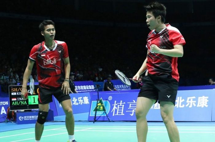 Pasangan ganda campuran, Tontowi Ahmad/Liliyana Natsir, meluapkan ekspresi kegembiraan saat memenangi poin pada pertandingan babak semifinal Kejuaraan Asia melawan wakil Korea Selatan, Shin Baek-cheol/Chae Yoo-jung, di Wuhan Sports Center, Sabtu (30/4/2016).