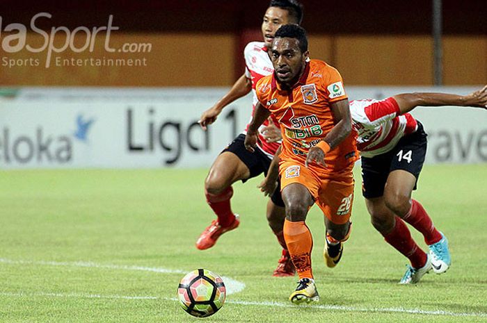 Aksi gelandang Borneo FC Terens Puhiri saat menggiring bola dalam laga pekan ke-29 Liga 1 melawan Madura United di Stadion Gelora Ratu Pamelingan, Pamekasan, Jawa Timur, Jumat (13/10/2017) malam.