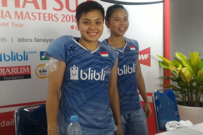Pasangan ganda putri bulu tangkis Indonesia, Greysia Polli (kanan) dan Apriyani Rahayu, dalam jumpa pers seusai pertandingan perempat final Indonesia Masters 2018 di Istora Senayan, Jakarta Selatan, pada Jumat (26/1/2018).