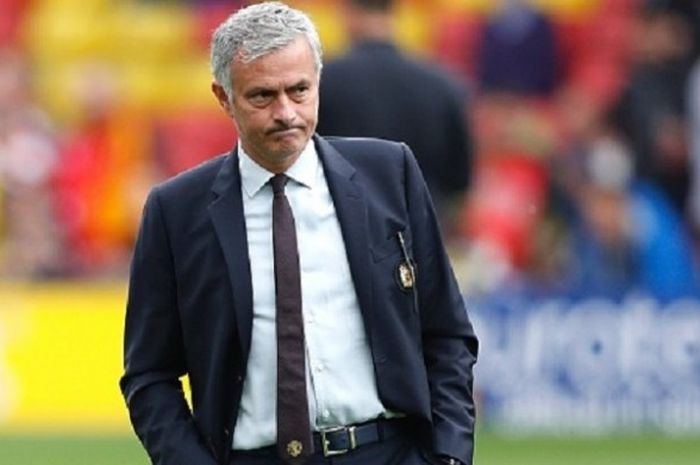 Jose Mourinho tampak masam saat Manchester United tertinggal dari Watford pada laga Premier League di Vicarage Road, Minggu (18/9/2016).