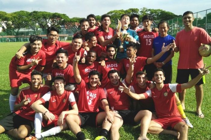 Tim sepak bola Management Development Institute of Singapore berhasil menjuarai Z Sports Soccer League 2016 di Singapura.