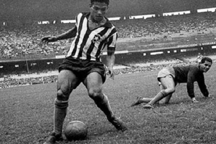 Garrincha, legenda sepak bola Brasil yang lihai mendribel bola.