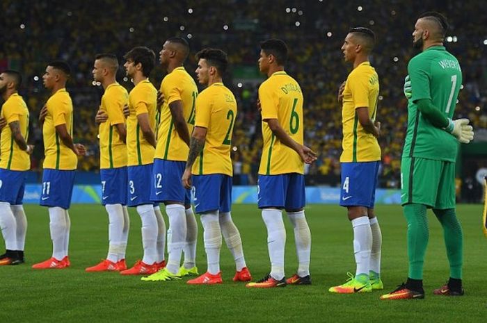 para pemain Brazil saat menyanyikan lagu nasional dalam pertandingan final Olimpik Rio melawan JermaN, 20 Agustus 2016/ LAURENCE GRIIFFITHS