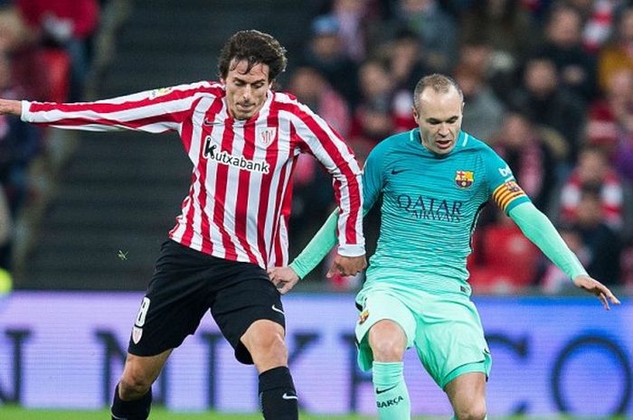 Kapten Barcelona, Andres Iniesta, dalam laga Copa del Rey melawan Athletic Bilbao di Stadion San Mames, Kamis (5/1/2017) 