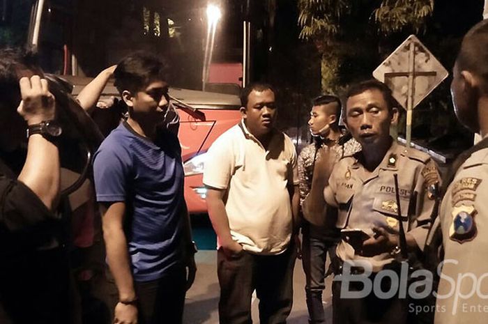 Pihak keamanan berdiskusi dengan manajemen tim Arema FC pasca penyerangan pelemparan batu ke bus yang mereka tumpangi usai laga melawan Madura United  dalam laga pekan ke-23 Liga 1 di Stadion Gelora Ratu Pamelingan, Minggu (10/9/0217).