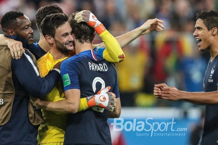 Para pemain timnas Prancis merayakan kemenangan atas Belgia dalam pertandingan semifinal Piala Dunia 2018.