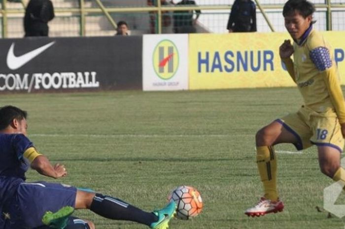 Bek tengah Arema, Hamka Hamzah terjatuh saat mencoba menghalau bola dari gelandang Barito Putera, Adam Alis (kanan) di Stadion 17 Mei, Banjarmasin, Sabtu (19/11/2016). 