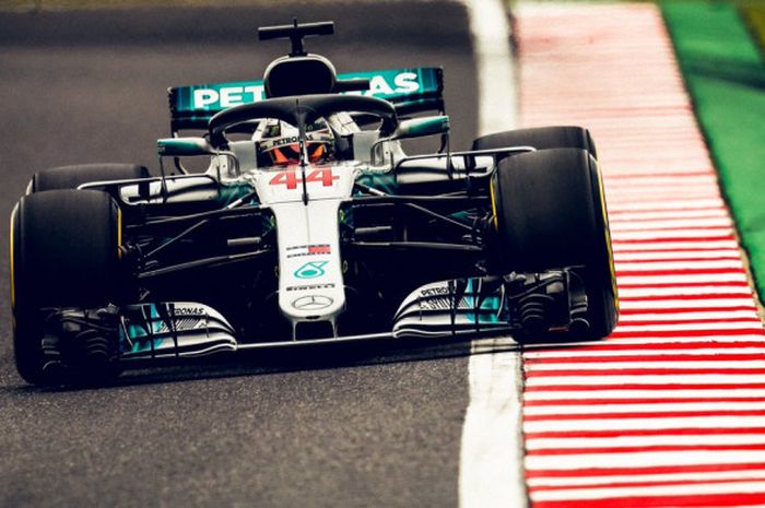 Lewis Hamilton (Mercedes) saat melintasi Sirkuit Suzuka dala sesi kualifikasi F1 GP Jepang 2018 yang berlangsung Sabtu (6/10/2018).