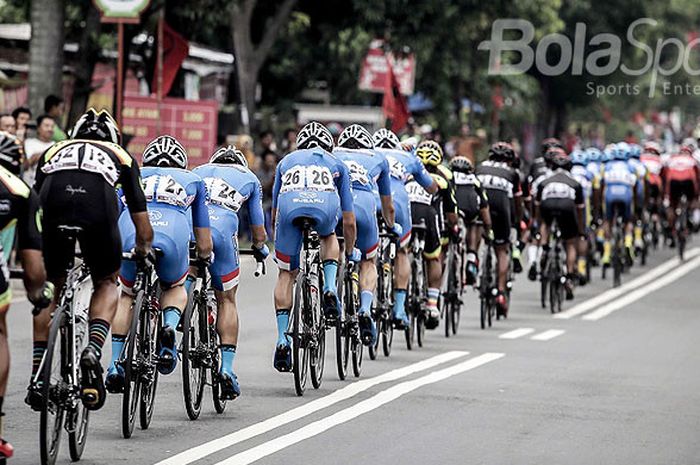 Aksi sejumlah pebalap dalam lomba Etape 1 balap sepeda Tour De Indonesia 2018, Kamis (25/1/2018). Ajang olahraga bersepeda jarak jauh yang dipadu pariwisata tersebut menempuh jarak 127 kilometer melewati Solo, Sragen, dan Ngawi.