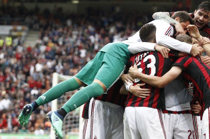 Pemain AC Milan merayakan gol yang dicetak Patrick Cutrone dalam laga pekan ke-38 Liga Italia melawan Fiorentina di Stadion San Siro, Milan, Minggu (20/5/2018).