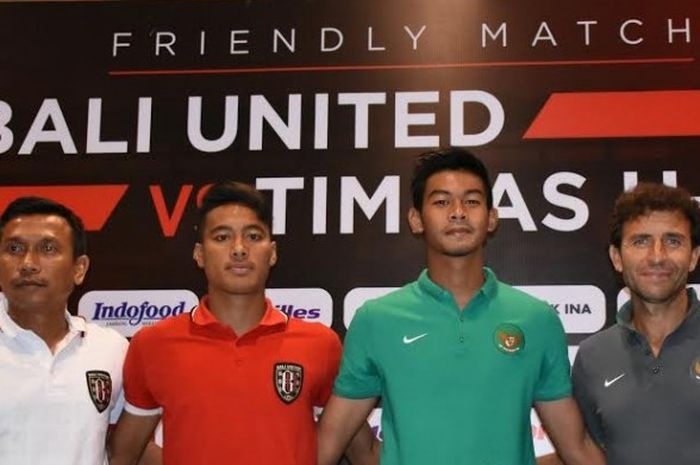 Duo Bali United, pelatih Widodo C Putro serta bek I Made Andhika Wijaya dan duo timnas U-22 Indonesia, pelatih Luis Milla serta kiper Satria Tama (dari kiri ke kanan) dalam jumpa pers pra-laga kedua tim di Denpasar, Kamis (25/5/2017).