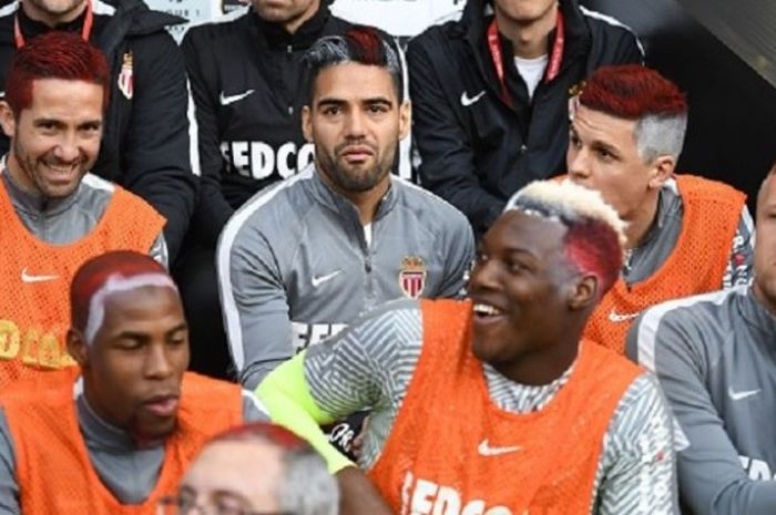 Para pemain AS Monaco mengecat rambutnya merah-putih saat menjalani pertandingan kontra Rennes, Sabtu (20/5/2017). 