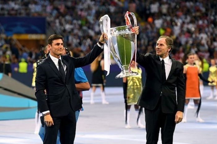 Wakil Presiden Inter Milan, Javier Zanetti (kiri), mengangkat trofi Liga Champions bersama legenda AC Milan, Franco Baresi, di Stadion Giuseppe Meazza, Milan, Italia, 28 Mei 2016.