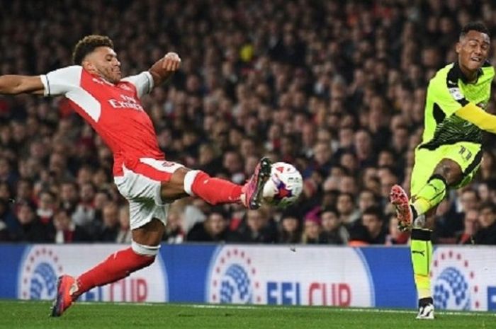 Bek Reading, Jordan Obita, mencoba menutupi ruang tembak pemain Arsenal, Alex Oxlade-Chamberlain, pada pertandingan Piala Liga Inggris di Stadion Emirates, Selasa (25/10/2016). 