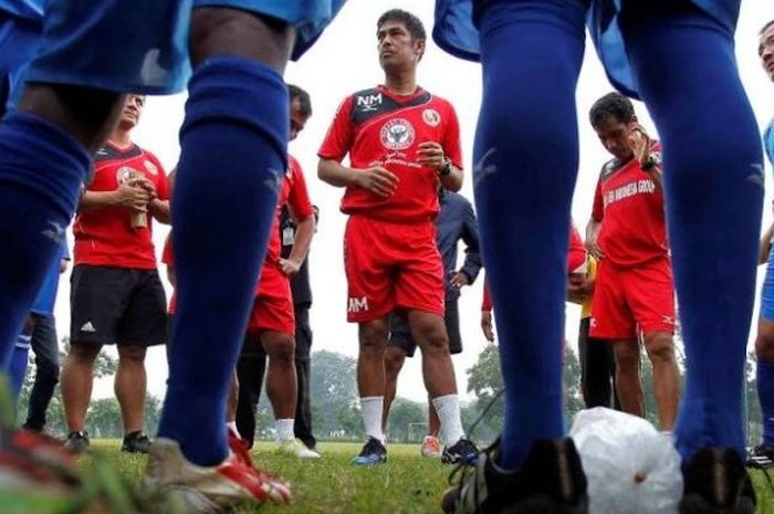 Pelatih Semen Padang, Nilmaizar siap memaksimalkan kekuatan lini belakang timnya saat dijamu Persija, Minggu (8/5/2016). 