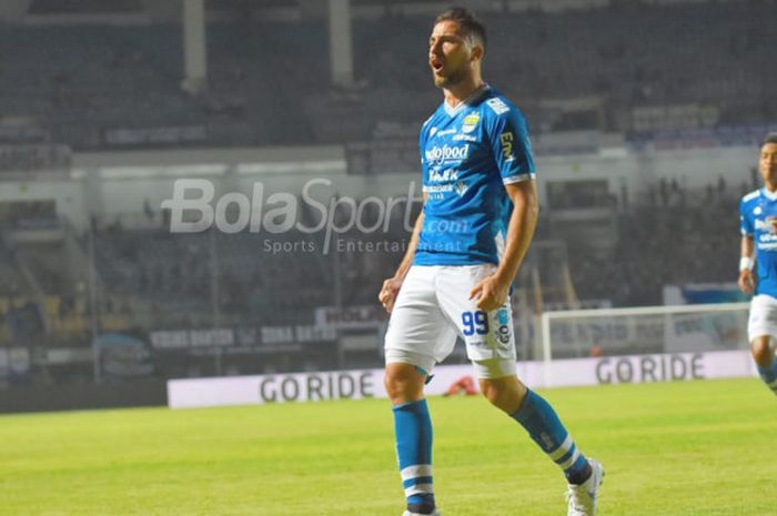 Selebrasi bomber Persib Bandung, Jonathan Bauman, seusai mencetak gol ke gawang Persela Lamongan pada pertandingan Liga 1, Senin (16/7/2018). 