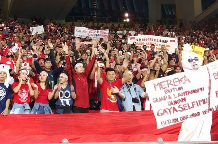    Suporter Indonesia mendukung perjuangan timnas U-16 Indonesia saat bersua timnas U-16 Vietnam pada laga kedua Grup C Piala Asia U-16 2018 di Stadion Nasional Bukit Jalil, Kuala Lumpur, 24 September 2018.    