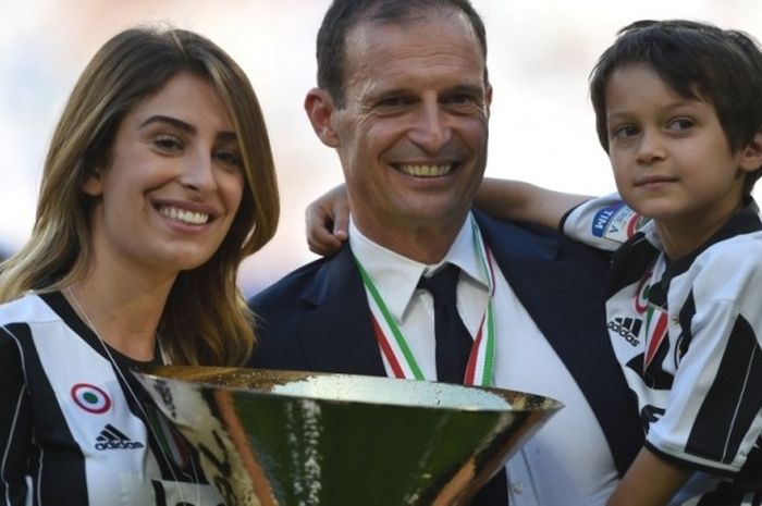 Pelatih Juventus, Massimiliano Allegri (tengah), ditemani keluarganya berpose dengan trofi juara Liga Italia 2016-2017 seusai menekuk Crotone di Juventus Stadium, Turin, 21 Mei 2017.