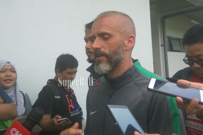 Pelatih kiper timnas Indonesia, Eduardo Perez menjawab pertanyaan wartawan di Lapangan ABC, Senayan, Jakarta, Selasa (20/2/2018).