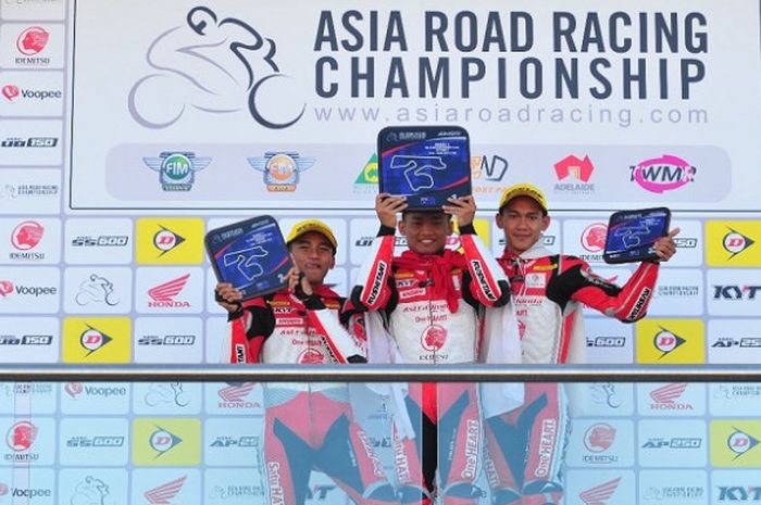 Dari kiri ke kanan pebalap Astra Honda Racing Team Indonesia, Mario Suryo Aji, Rheza Danica Ahrens, dan Awhin Sanjaya, berpose di podium pada balapan kedua ARRC di The Bend Motorsport Park, Adelaide, Australia, Minggu (22/4/2018).