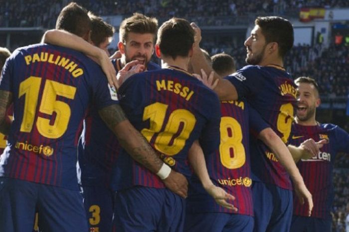 Para pemain FC Barcelona merayakan gol penalti yang dicetak oleh Lionel Messi pada laga pekan ke-17 La Liga Spanyol melawan Real Madrid, di Stadion Santiago Bernabeu, Sabtu (23/12/2017).