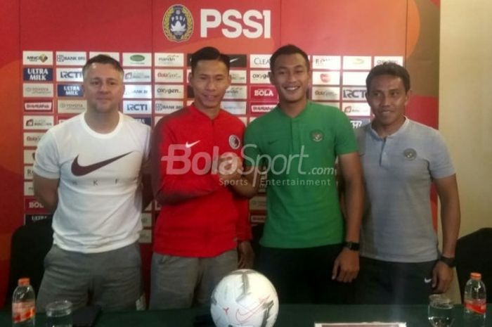 Pelatih dan pemain timnas Indonesia, Bima Sakti dan Hansamu Yama Pranata bersama dengan pelatih dan pemain timnas Hong Kong, Gary White dan Yapp Hung Fai dalam jumpa pers di Grand Zuri, Cikarang, Senin (15/10/2018).