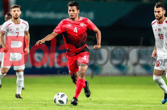 Gelandang Zulfiandi tengah mengontrol bola pada pertandingan Indonesia vs Palestina dalam lanjutan Grup A Asian Games 2018 di Stadion Patriot, 15 Agustus 2018. 