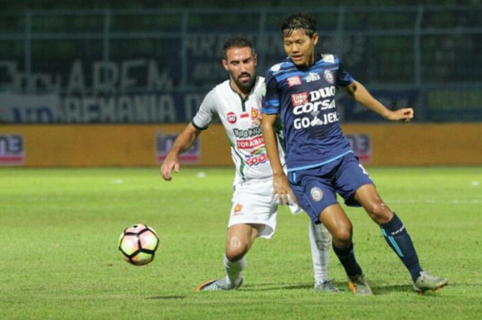 Adam Alis dan Elio Bruno Martins berduel saat Arema FC menjamu PS TNI di Stadion Kanjuruhan, Sabtu (14/10/2017). 