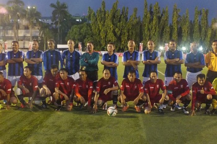 Tim sepak bola alumni SMA 70 vs tim SMA 7 dalam babak penyisihan kejuaraan sepakbola U42 memperebutkan Piala Menpora 2016, di lapangan bola Simprug, Jakarta Selatan, pekan lalu.